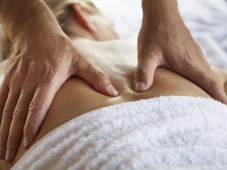 Frau die eine Rückenmassage erhält