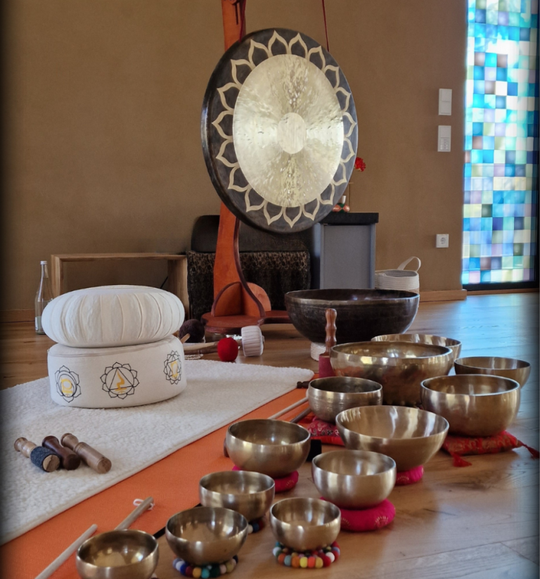 Klangschalen und Gong in Aufstellung für Sound Bath